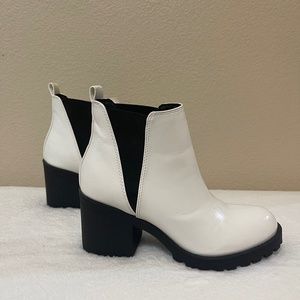 Dirty Laundry | Lipson Bootie | Size 6